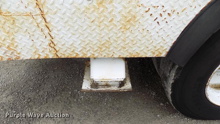 image for item DB9652 1998 International 4900 digger derrick truck