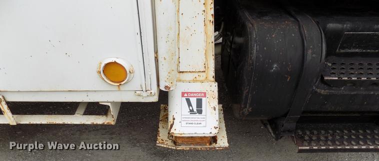 image for item DB9652 1998 International 4900 digger derrick truck