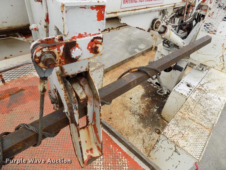 image for item DB9652 1998 International 4900 digger derrick truck