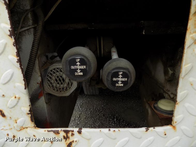 image for item DB9652 1998 International 4900 digger derrick truck