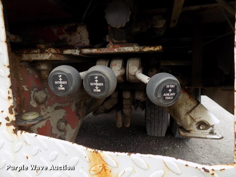 image for item DB9652 1998 International 4900 digger derrick truck