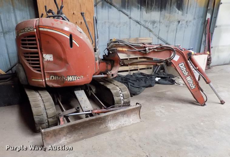 image for item DB9658 2005 Ditch Witch MX202 mini excavator