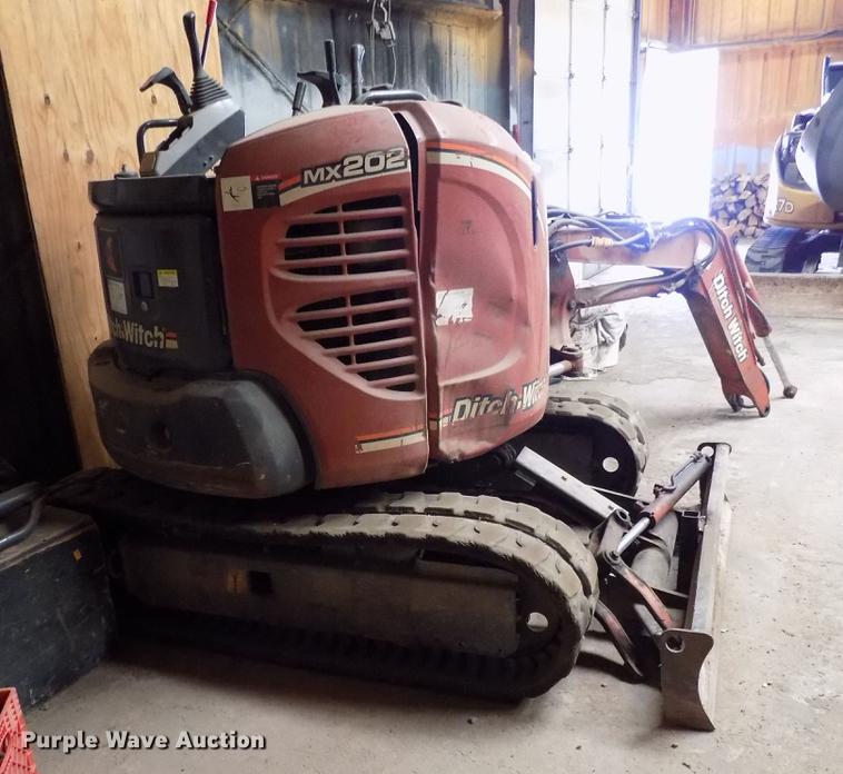 image for item DB9658 2005 Ditch Witch MX202 mini excavator