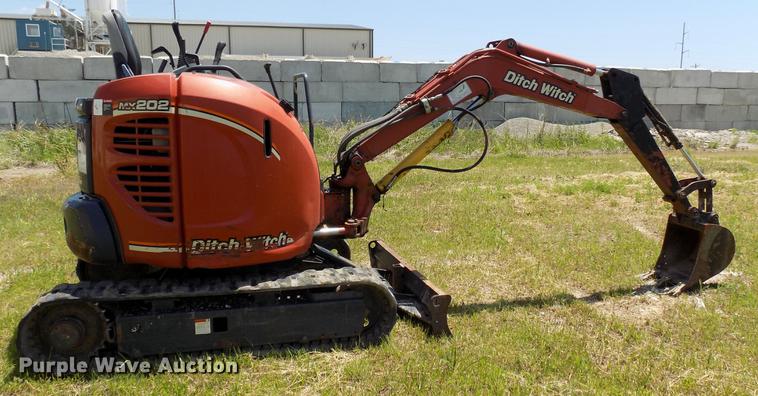 image for item DB9660 2005 Ditch Witch MX202 mini excavator