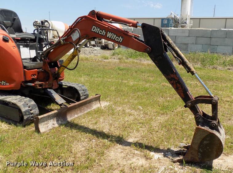 image for item DB9660 2005 Ditch Witch MX202 mini excavator