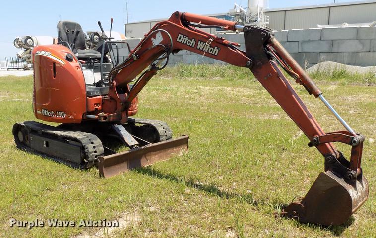 image for item DB9664 2005 Ditch Witch MX202 mini excavator