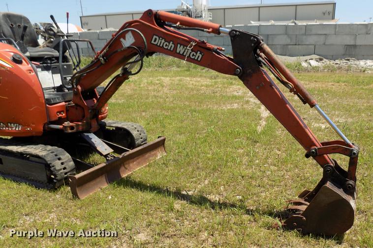 image for item DB9664 2005 Ditch Witch MX202 mini excavator