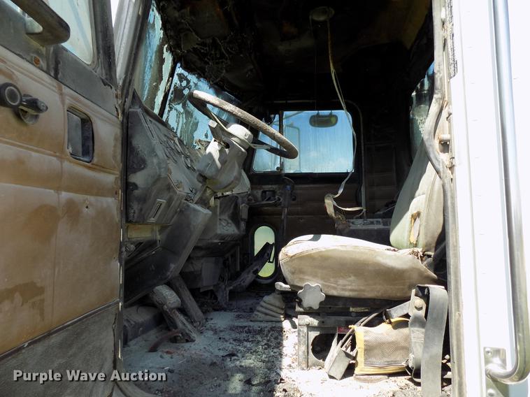 image for item DB9668 2000 Peterbilt 357 ready mix truck