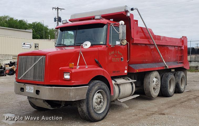 image for item DD4735 2000 Volvo WG dump truck