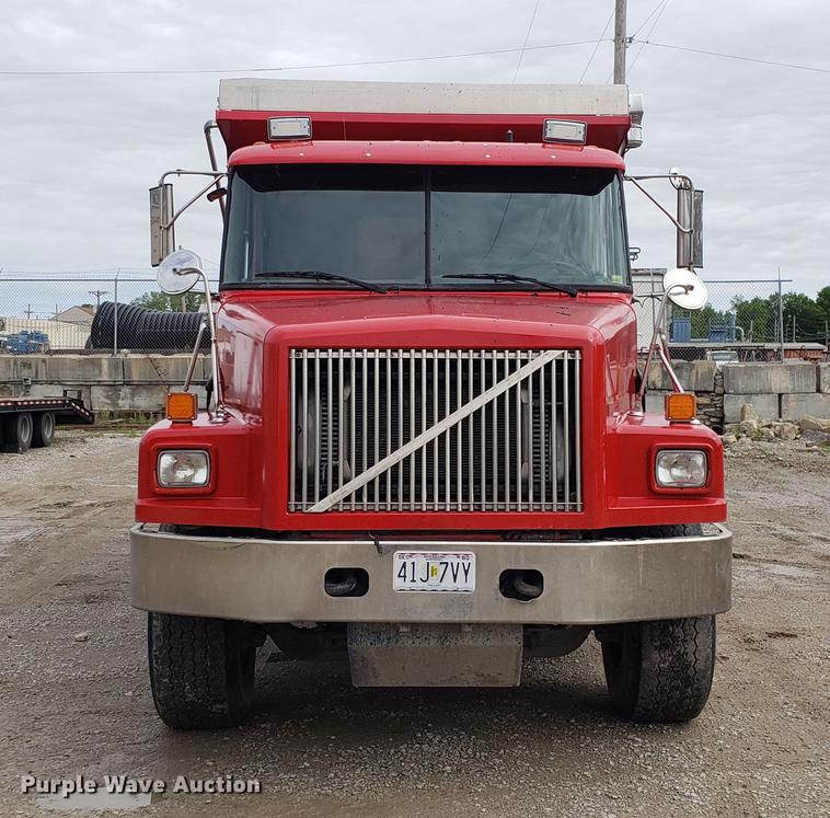 image for item DD4735 2000 Volvo WG dump truck