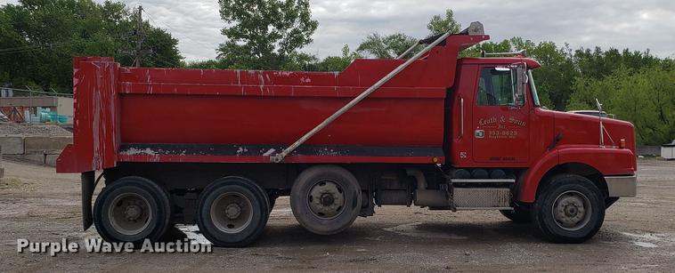 image for item DD4735 2000 Volvo WG dump truck