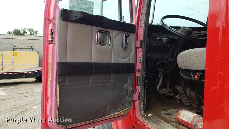 image for item DD4735 2000 Volvo WG dump truck