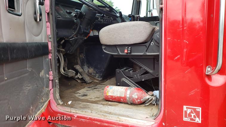 image for item DD4735 2000 Volvo WG dump truck