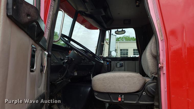 image for item DD4735 2000 Volvo WG dump truck