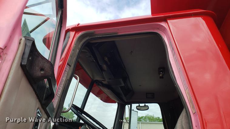 image for item DD4735 2000 Volvo WG dump truck