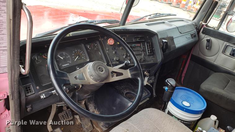 image for item DD4735 2000 Volvo WG dump truck