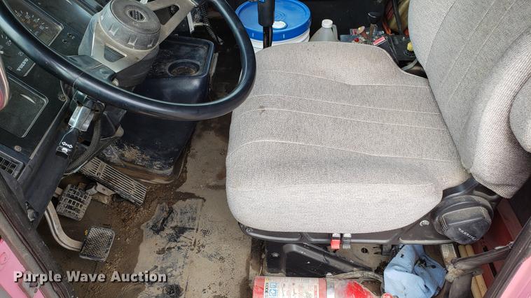 image for item DD4735 2000 Volvo WG dump truck