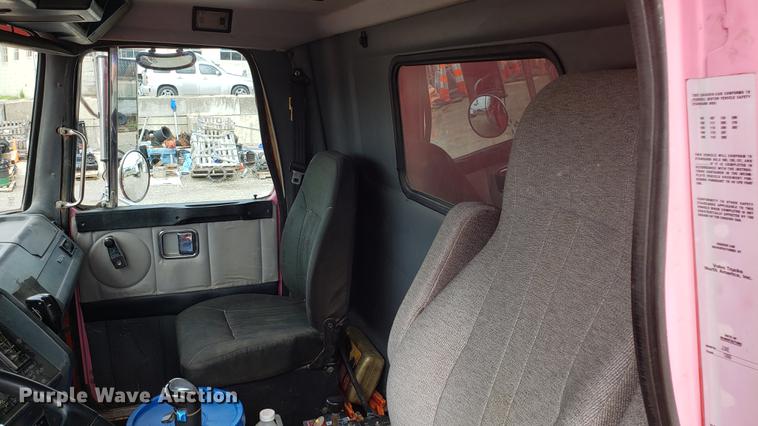 image for item DD4735 2000 Volvo WG dump truck