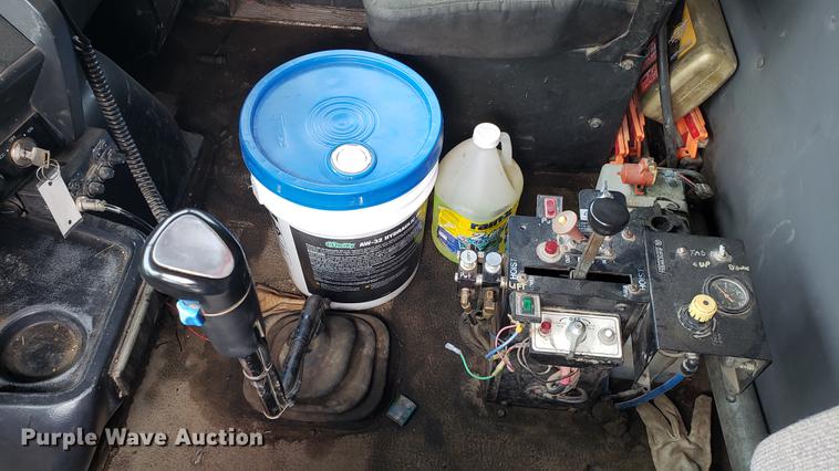 image for item DD4735 2000 Volvo WG dump truck