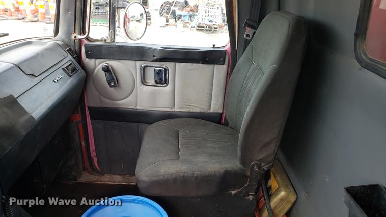 image for item DD4735 2000 Volvo WG dump truck