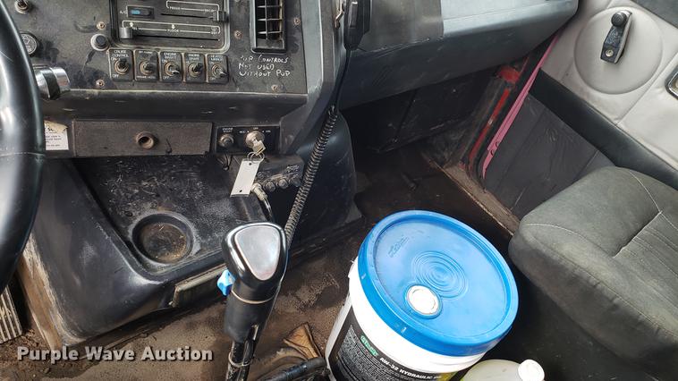 image for item DD4735 2000 Volvo WG dump truck