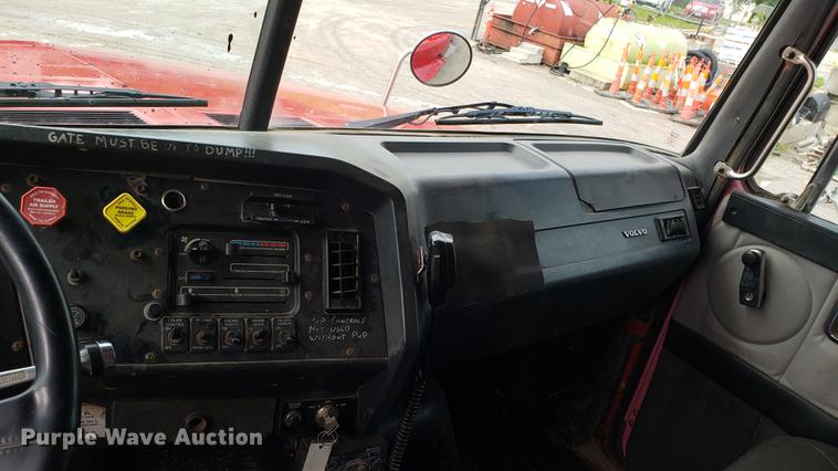 image for item DD4735 2000 Volvo WG dump truck