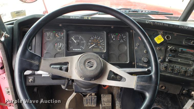 image for item DD4735 2000 Volvo WG dump truck