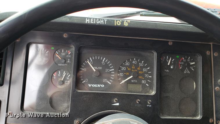 image for item DD4735 2000 Volvo WG dump truck