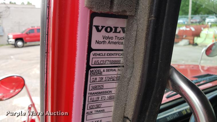 image for item DD4735 2000 Volvo WG dump truck