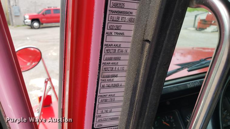 image for item DD4735 2000 Volvo WG dump truck