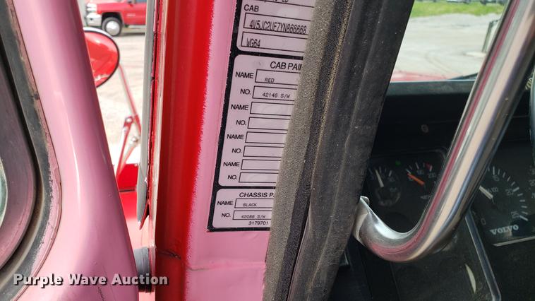 image for item DD4735 2000 Volvo WG dump truck