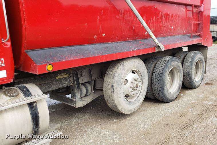 image for item DD4735 2000 Volvo WG dump truck