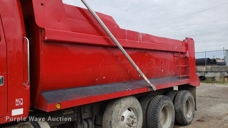 image for item DD4735 2000 Volvo WG dump truck