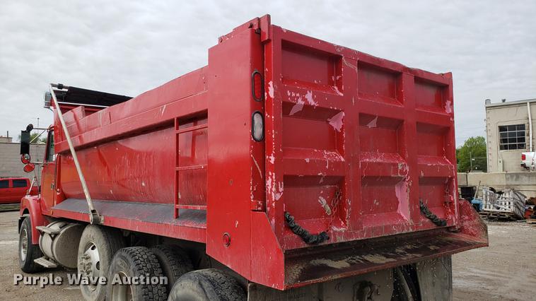 image for item DD4735 2000 Volvo WG dump truck