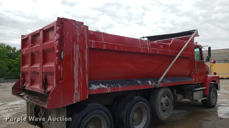 image for item DD4735 2000 Volvo WG dump truck