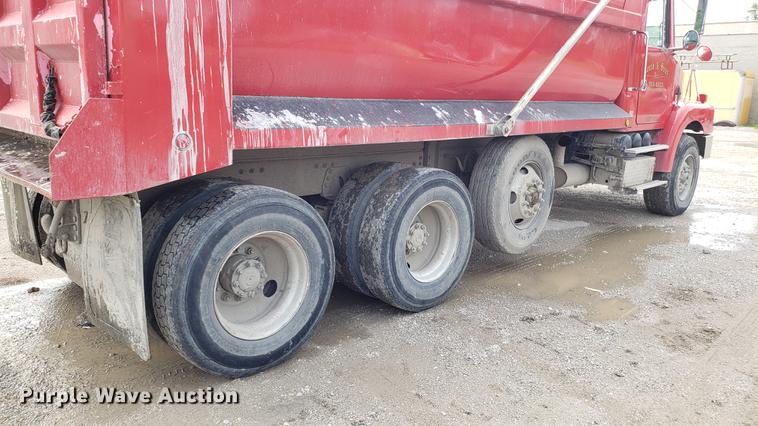 image for item DD4735 2000 Volvo WG dump truck