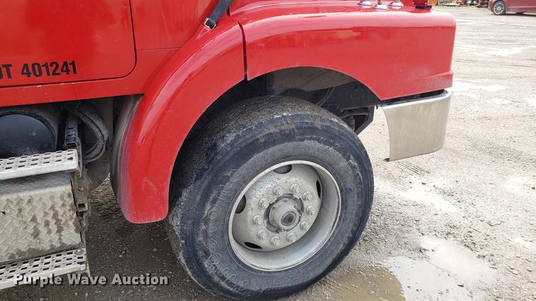 image for item DD4735 2000 Volvo WG dump truck