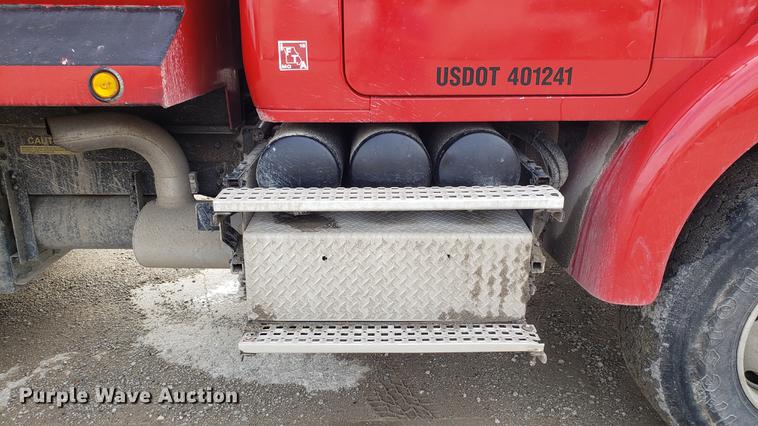 image for item DD4735 2000 Volvo WG dump truck