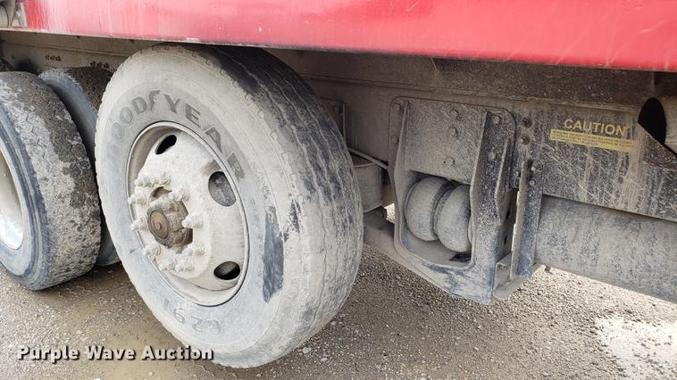 image for item DD4735 2000 Volvo WG dump truck