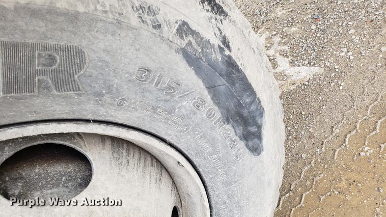 image for item DD4735 2000 Volvo WG dump truck