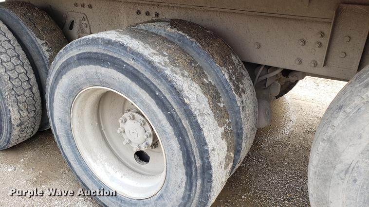 image for item DD4735 2000 Volvo WG dump truck