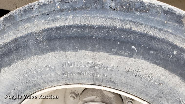 image for item DD4735 2000 Volvo WG dump truck