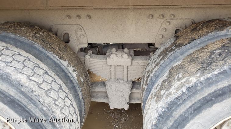 image for item DD4735 2000 Volvo WG dump truck