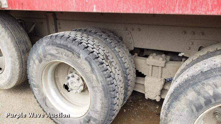 image for item DD4735 2000 Volvo WG dump truck