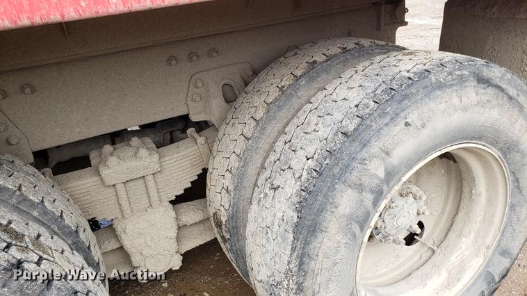 image for item DD4735 2000 Volvo WG dump truck