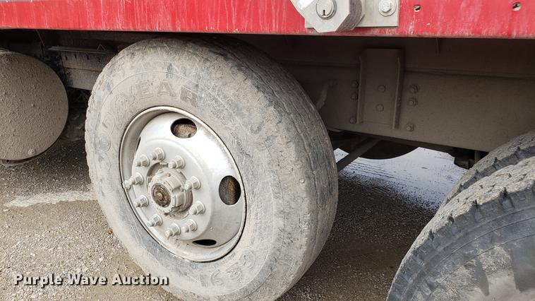 image for item DD4735 2000 Volvo WG dump truck
