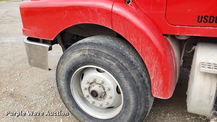 image for item DD4735 2000 Volvo WG dump truck