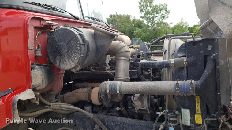 image for item DD4735 2000 Volvo WG dump truck