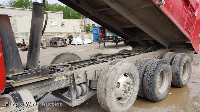 image for item DD4735 2000 Volvo WG dump truck