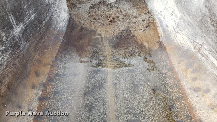 image for item DD4735 2000 Volvo WG dump truck